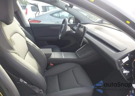 2026 Tesla Model Y Long Range Dual Motor All-Wheel Drive/Long Range Launch Series z USA, uszkodzony, nr VIN 7SAYGDEE3TA470006